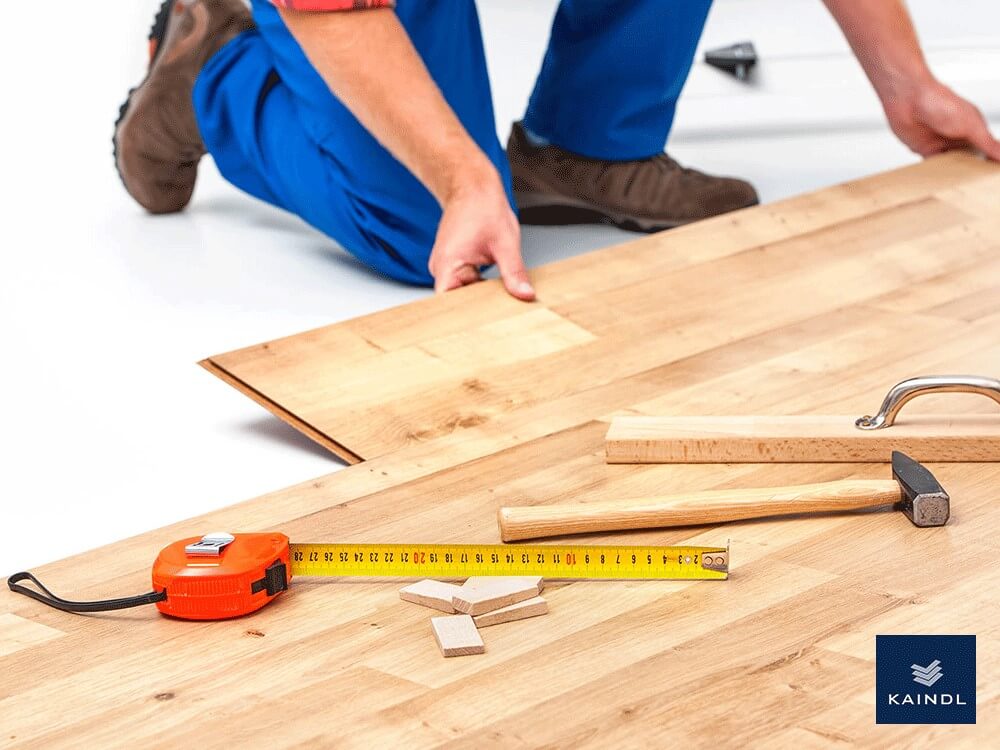 Chuẩn bị vật dụng cần thiết để tiến hành lát sàn gỗ
